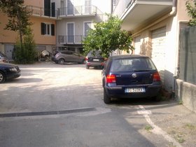 250820121087 cortile auto.jpg